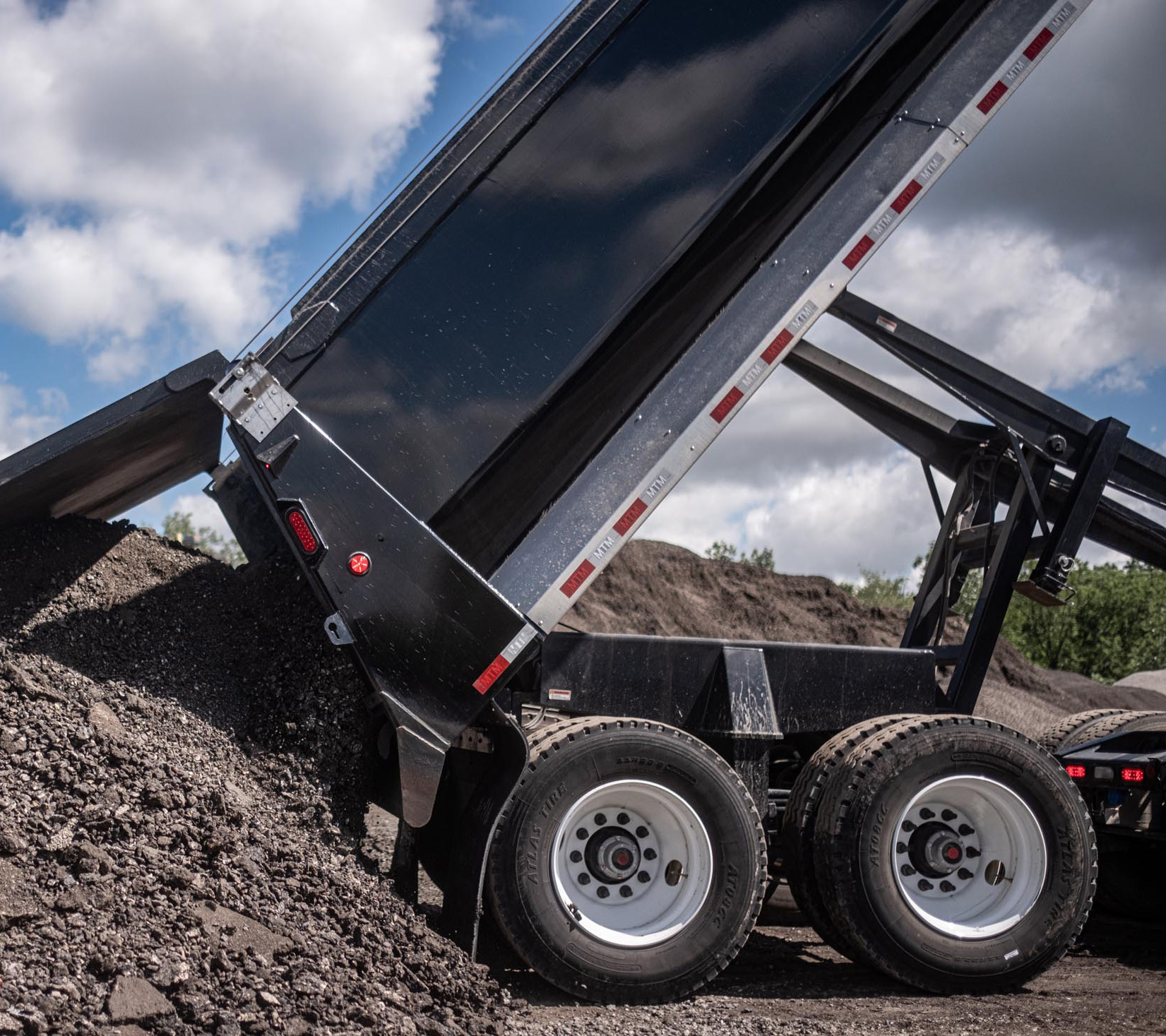 MTM trailer dumping aggregate
