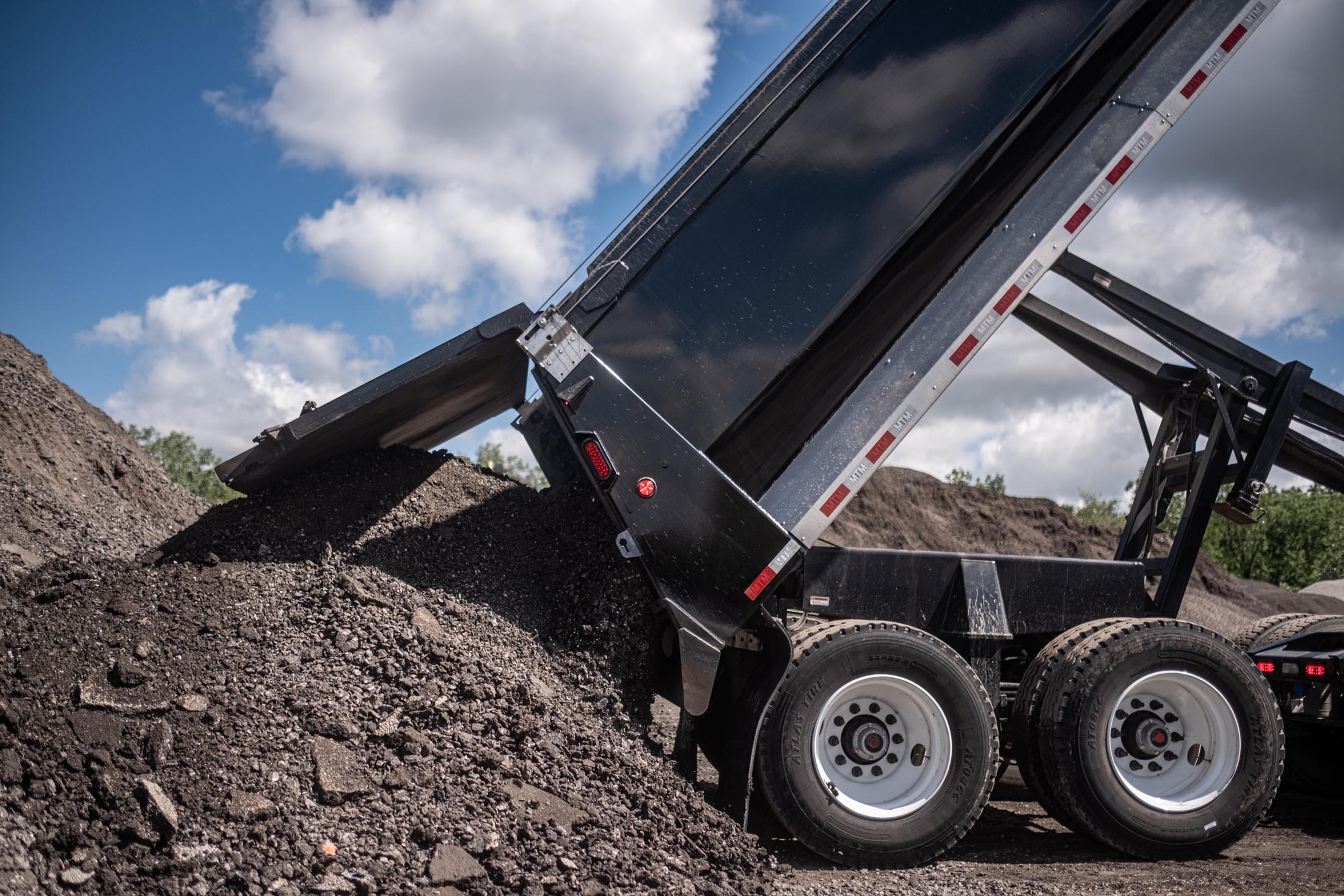 MTM trailer dumping aggregate