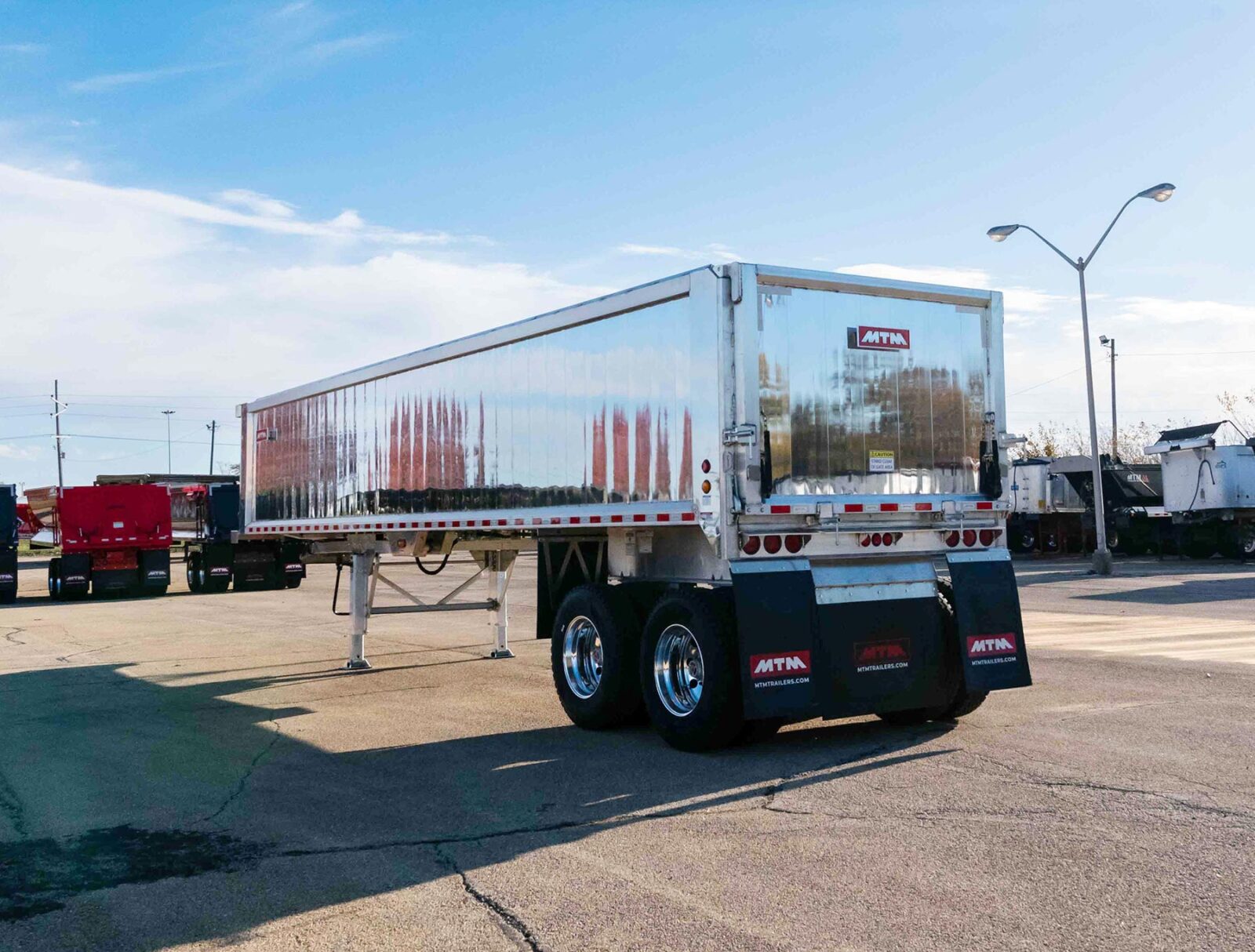 Rear view of an MTM Aluminum Long Frameless end-dump trailer