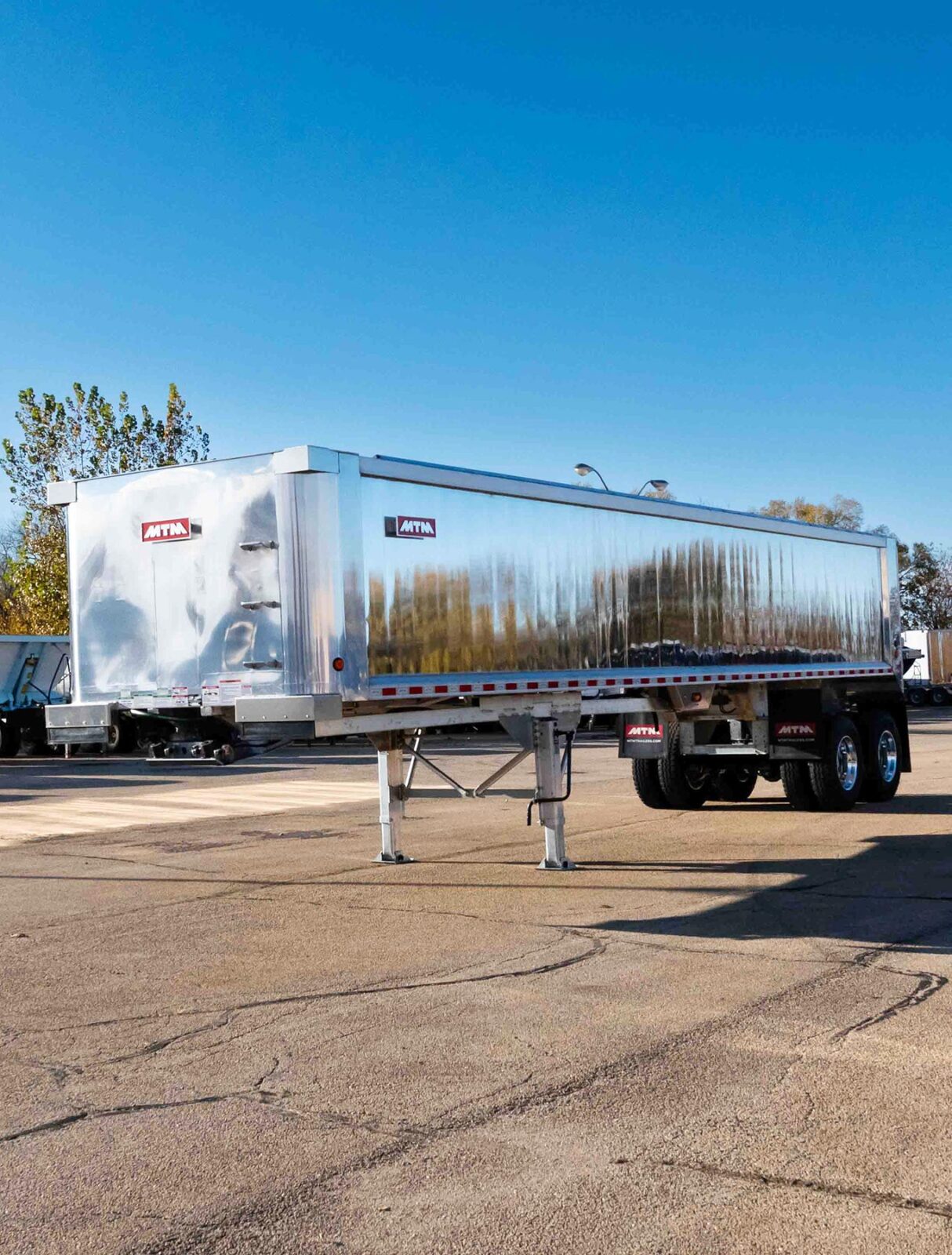 Front view of an MTM Aluminum Long Frameless end-dump trailer