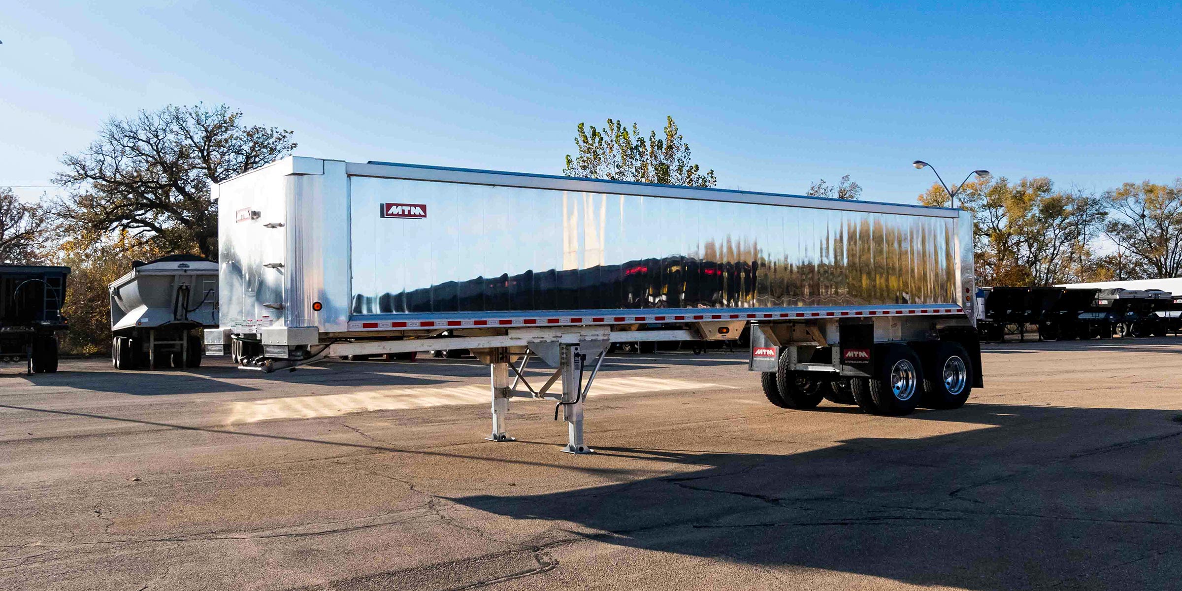Front view of an MTM Aluminum Long Frameless end-dump trailer