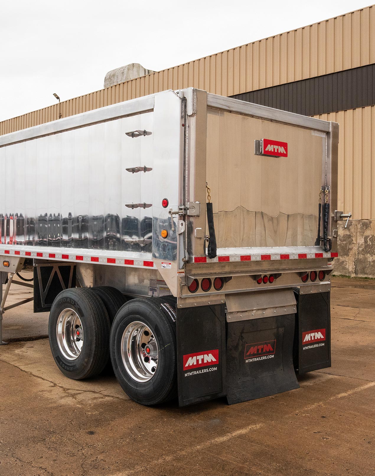 A rear view of an MTM Short-Frame Aluminum End Dump Trailer