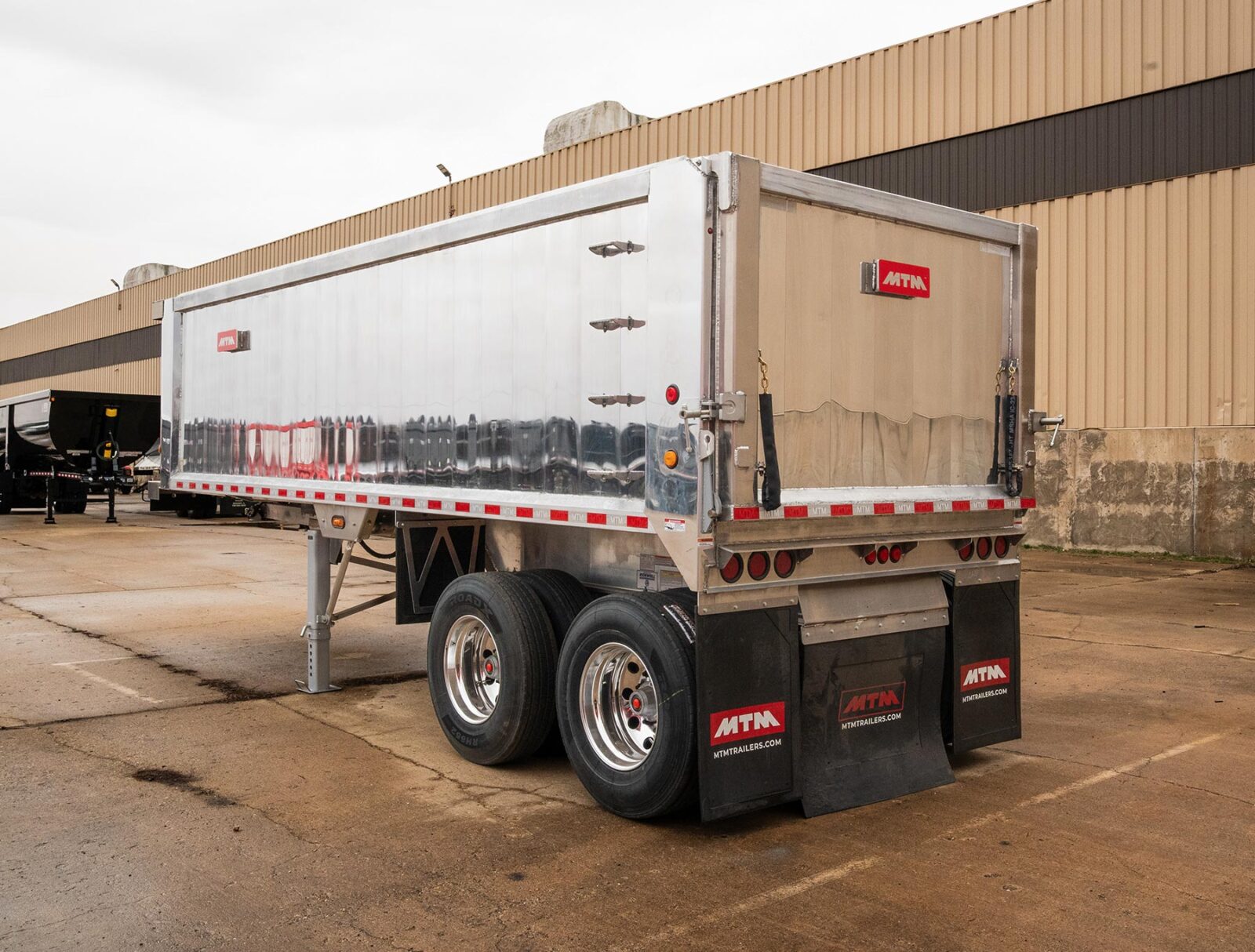 A rear view of an MTM Short-Frame Aluminum End Dump Trailer